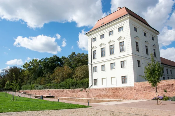 Barokk Kastély Idlochovice Századból Várpark Nagy Fehér Történelmi Épület Kék — Stock Fotó