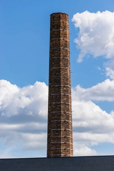 旧砂糖工場のレンガ造りの背の高い煙突 ジドロチョヴィツェの古い保存工場 チェコ共和国 — ストック写真
