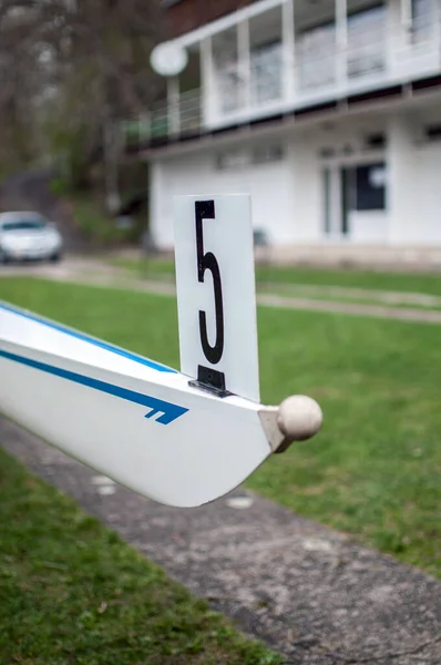 Numara Bir Yarış Teknesinde Bir Tabela Üzerinde Binanın Önünde Duruyor — Stok fotoğraf