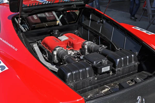 Kırmızı bir spor arabadaki 8 silindirli Ferrari motorunun ayrıntıları..