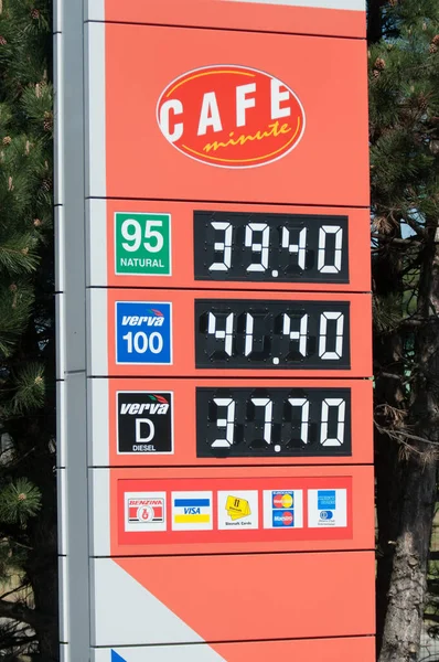 現在の燃料価格 ガソリン及びディーゼル を示すガソリンスタンドにおける赤い極の詳細 — ストック写真