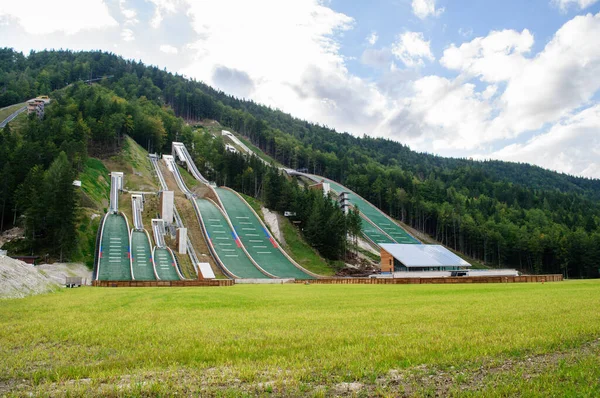 스키는 슬로베니아의 니카에서 뛰었다 지역의 스포츠 경기장 — 스톡 사진
