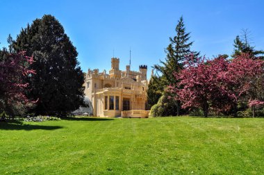 Lednice Şatosu, Güney Moravya, Çek Cumhuriyeti. Önemli bir tarihi eser. Yazın mavi gökyüzü ile birlikte Lihtenştayn Kalesi 'ne ait..