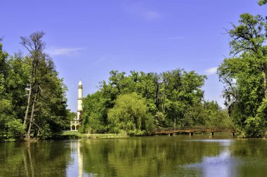 Çek Cumhuriyeti 'ndeki Lednice Kalesi' nin parkında gözcü kulesi.