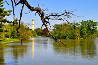Çek Cumhuriyeti 'ndeki Lednice Kalesi' nin parkında gözcü kulesi.