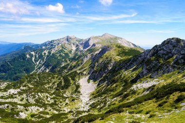 Slovenya 'daki Julian Alpleri' nde Vogel Tepesi yakınlarındaki Rocky Dağı zirveleri. Bohinj Gölü üzerindeki yaz dağları ve manzara.