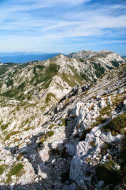 Slovenya 'daki Julian Alpleri' nde Vogel Tepesi yakınlarındaki Rocky Dağı zirveleri. Bohinj Gölü üzerindeki yaz dağları ve manzara.