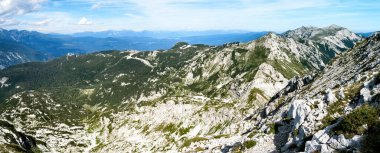 Slovenya 'daki Julian Alpleri' nde Vogel Tepesi yakınlarındaki Rocky Dağı zirveleri. Bohinj Gölü üzerindeki yaz dağları ve manzara.