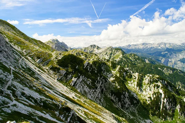 ヴォーゲルの丘の近くにスロベニアのジュリアンアルプスのロッキー山脈の峰 ボヒンジ湖の夏の山と風景 — ストック写真