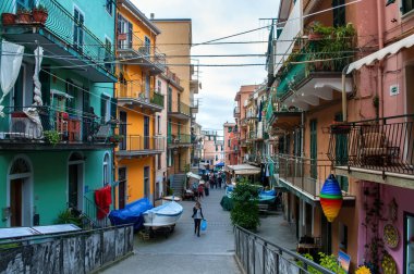 İtalya 'da deniz kenarındaki Cinque Terre' de renkli evleri olan dar bir sokak..