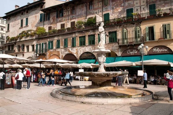 Plac Zabytkowymi Budynkami Fontanną Weronie Włoszech — Zdjęcie stockowe