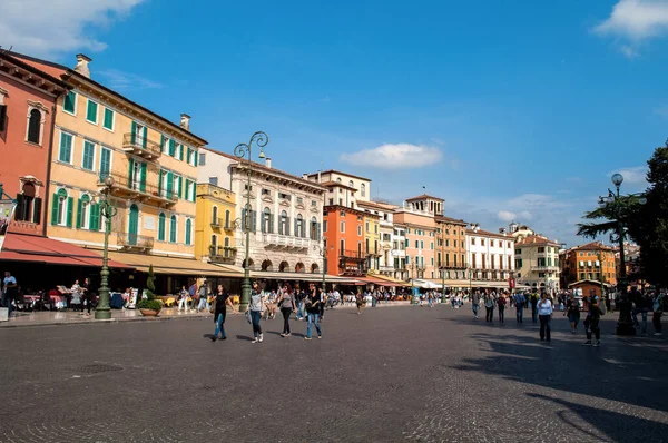 Główny Plac Weronie Kolorowe Domy Ulice Ludzie Włochy Latem — Zdjęcie stockowe