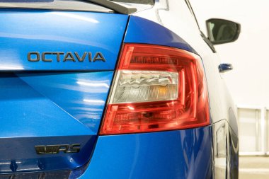 Garajda duran mavi lüks bir arabanın arka ışığı..