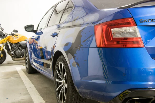 Blauer Sportwagen Mit Schwarzen Rädern Geparkt Einer Tiefgarage Hat Aufkleber — Stockfoto