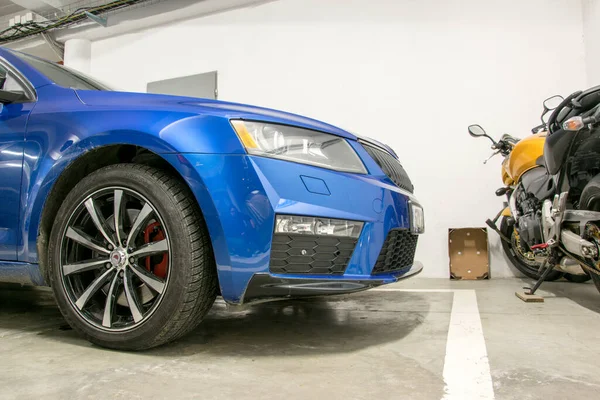 Blauer Sportwagen Mit Schwarzen Rädern Geparkt Einer Tiefgarage Hat Aufkleber — Stockfoto