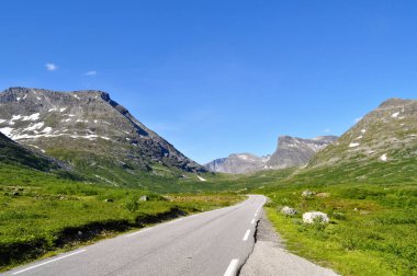 Norveç dağlarında asfalt yol yüksektir