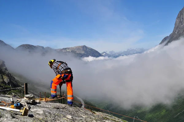 Ein Mann Arbeitet Auf Einem Felsen Den Bergen Über Einem — Stockfoto