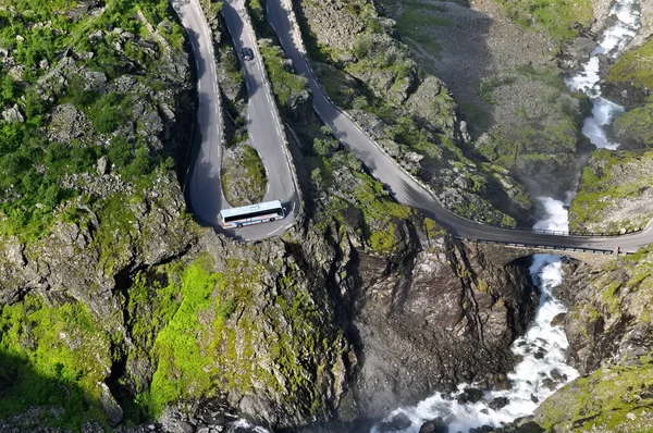 Ein Bus Mit Touristen Einer Kurve Auf Einer Trollstraße Norwegen — Stockfoto