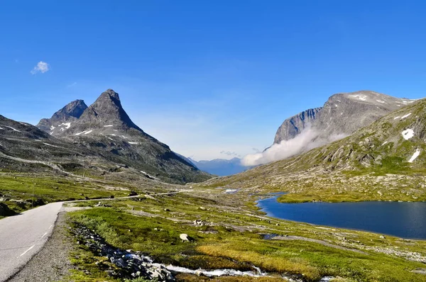 Hohe Felsige Berge See Und Straße Der Region Romsdal Norwegen — Stockfoto