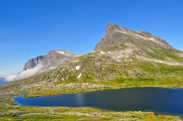 ノルウェーのロムズダル地方の高い岩山 — ストック写真