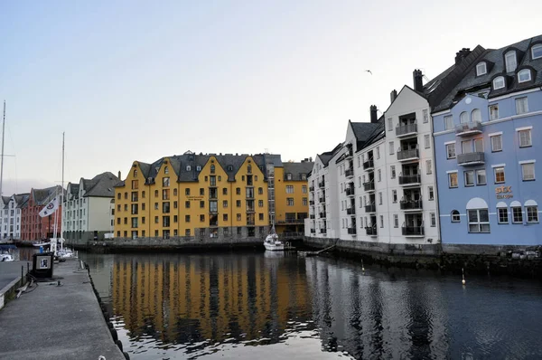 Alte Bunte Häuser Der Uferpromenade Alesund Norwegen Abend Bei Sonnenuntergang — Stockfoto