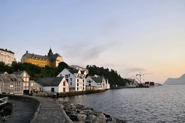 Vecchie Case Colorate Sul Lungomare Alesund Norvegia Sera Tramonto — Foto Stock