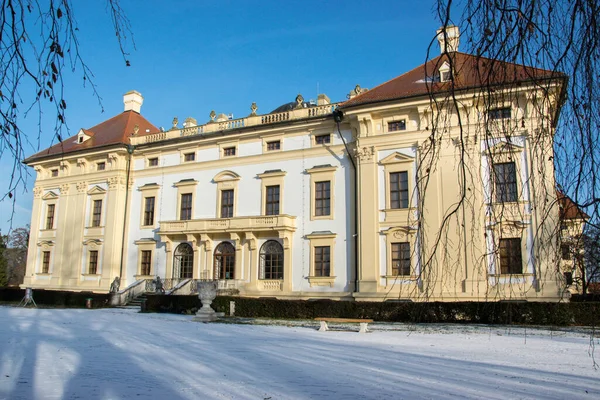 チェコのスラフコフ城は 冬の太陽に照らされています 城の前の公園や庭園には雪が積もっている — ストック写真