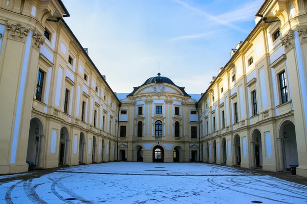Castello Slavkov Nella Repubblica Ceca Illuminato Dal Sole Inverno Neve — Foto Stock