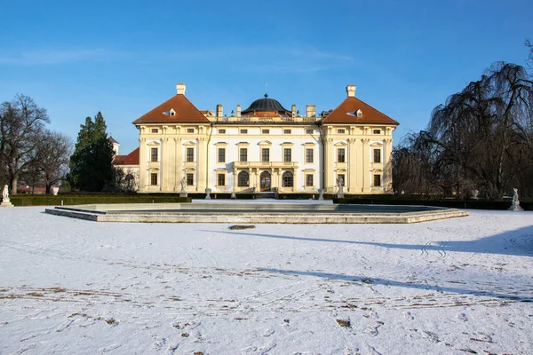 Castelo Slavkov República Tcheca Iluminado Pelo Sol Inverno Neve Fica — Fotografia de Stock