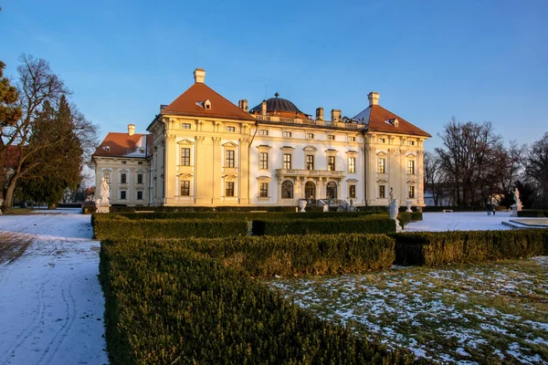 Славковський Замок Чехії Освітлений Сонцем Взимку Сніг Лежить Парку Саду — стокове фото
