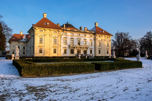 Castelo Slavkov República Tcheca Iluminado Pelo Sol Inverno Neve Fica — Fotografia de Stock
