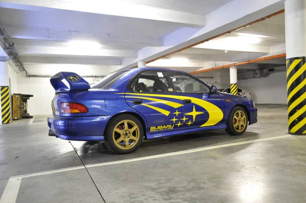 Niebieski Subaru Impreza Stoi Którym Garaż Nosi Żółte Naklejki Folii — Zdjęcie stockowe
