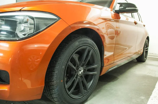 Auto Sportiva Arancione Garage Vista Frontale Laterale Con Ruota Nera — Foto Stock
