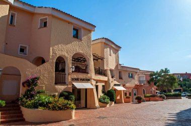 Sardunya adasındaki Porto Cervo 'da lüks dükkanları, otelleri ve restoranları olan eski klasik evler.