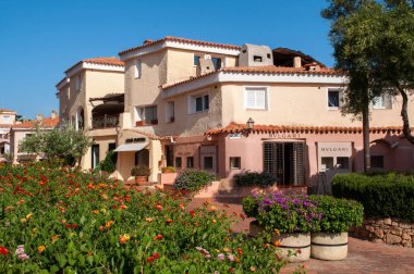 Sardunya adasındaki Porto Cervo 'da lüks dükkanları, otelleri ve restoranları olan eski klasik evler.