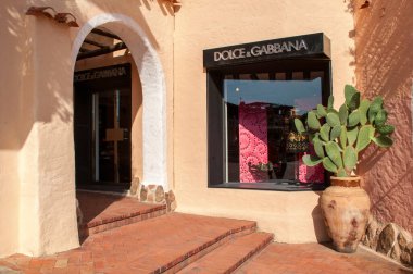 Sardunya adasındaki Porto Cervo 'da lüks dükkanları, otelleri ve restoranları olan eski klasik evler.