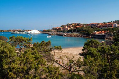 Porto Cervo, İtalya - liman kıyısı ve Sardunya adasında eski evler. Kristal cl 'de demirlemiş büyük lüks yatlar.