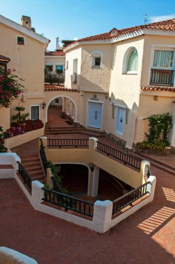 Sardunya adasındaki Porto Cervo 'da lüks dükkanları, otelleri ve restoranları olan eski klasik evler.