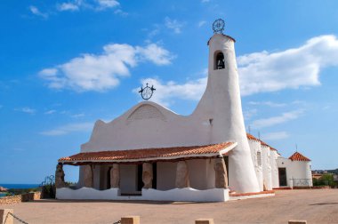 Stella Maris Kilisesi İtalya 'nın Sardunya adasında. Porto Cervo kasabasının yukarısındaki eski beyaz korunmuş kilise..
