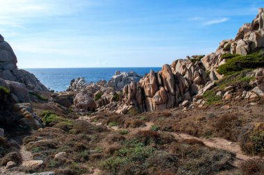 Erozyon ve rüzgârlı kayalar ve İtalya 'nın Sardunya adasındaki deniz kıyısında büyük kayalar..