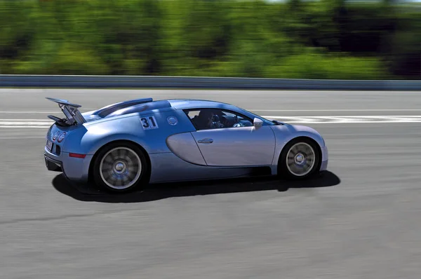 Voiture Sport Argentée Bleue Bugatti Veyron Roule Sur Circuit Course — Photo