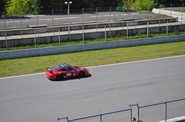Kırmızı Spor Araba Porsche 911 Bir Yarış Pistine Biner Asfalt — Stok fotoğraf