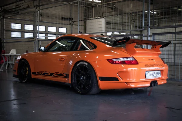 Naranja Coche Deportivo Rápido Porsche 911 Encuentra Garaje Durante Espectáculo —  Fotos de Stock