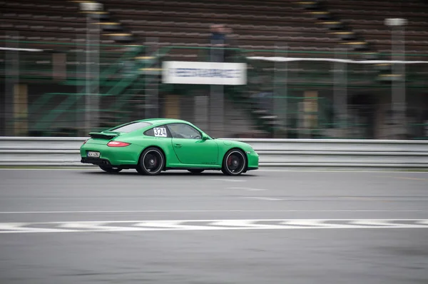 Grüner Sportwagen Porsche 911 Fährt Auf Einer Rennstrecke Schnelles Fahren — Stockfoto