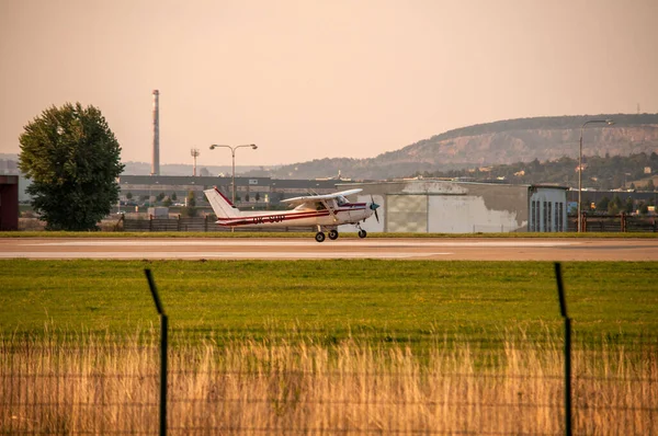 Küçük Bir Uçak Akşam Üstü Havaalanına Iner Gökyüzü Turuncuyla Aydınlanır — Stok fotoğraf