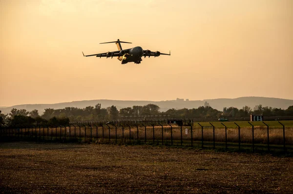 Gün Batımında Uçak Silueti Brno Havaalanı Çek Cumhuriyeti — Stok fotoğraf