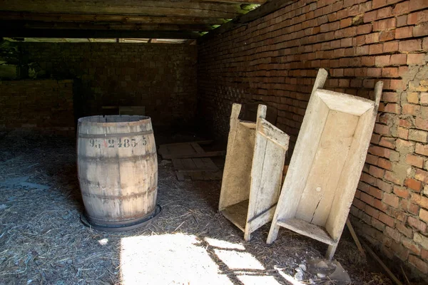 Old Dilapidated Barn Wood Brick Village — Stock Photo, Image