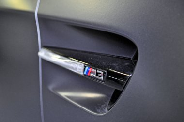 Brno 'daki bir sergi sırasında lüks bir spor arabanın ambleminin ayrıntıları.