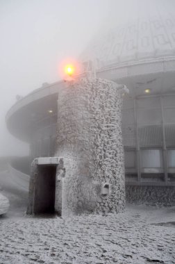 Liberec 'te, kışın soğuğu ile kaplı kalın bir siste saklanmış bir otel.