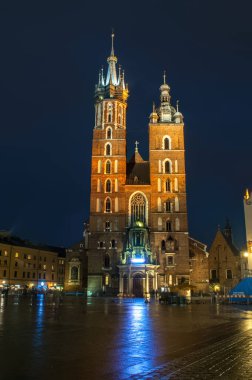 Krakow, Polonya - 18 Temmuz 2016: Büyük katedralin ana meydanı, geceleri birçok ışıkla aydınlatılıyor